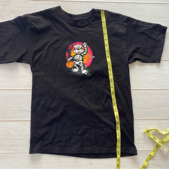 BUC EE’S Halloween 2023 T Shirt Youth Large Black Glow In The Dark - Picture 10 of 10